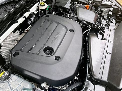 Certified 2025 Volvo XC40 B5 Plus AWD/4WD image 44