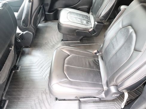 Used 2020 Chrysler Pacifica Touring-L AWD/4WD image 40