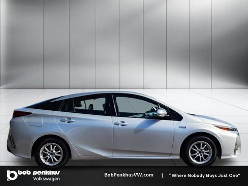 Used 2018 Toyota Prius Prime Advanced w/ Carpet Mat Package image 23