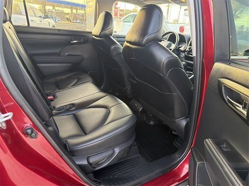 Certified 2022 Toyota Highlander XLE image 30