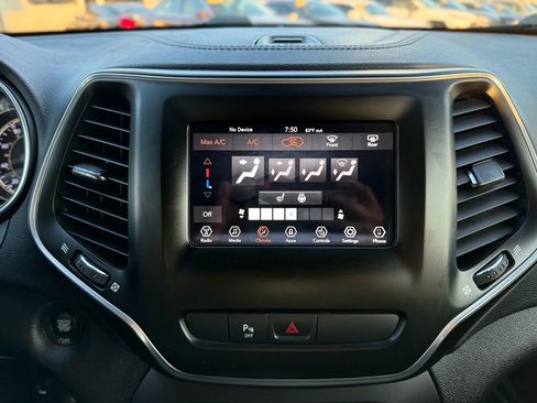 Used 2020 Jeep Cherokee Latitude Plus w/ Cold Weather Group AWD/4WD image 29