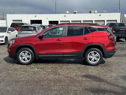 Used 2023 GMC Terrain SLE w/ Driver Convenience Package image 2