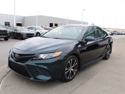 Used 2019 Toyota Camry SE image 3
