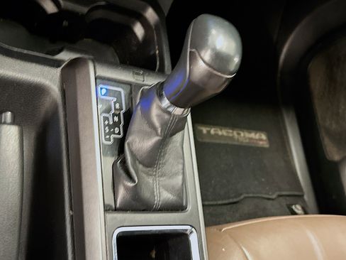 Used 2017 Toyota Tacoma TRD Off-Road w/ Premium & Technology Package AWD/4WD image 24