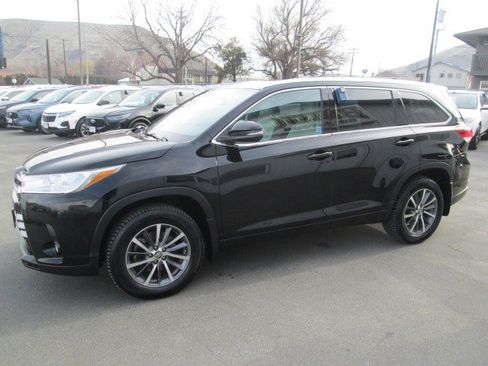 Used 2018 Toyota Highlander XLE AWD/4WD image 3