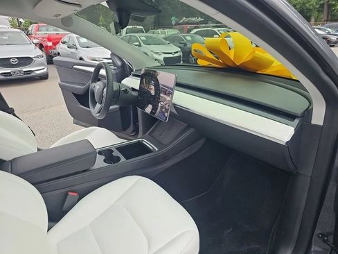 Used 2022 Tesla Model Y Long Range AWD/4WD image 18