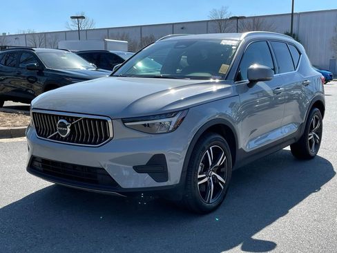Used 2025 Volvo XC40 B5 Core image 3