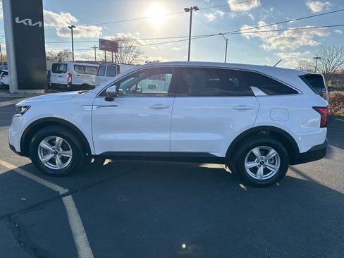 Used 2023 Kia Sorento LX image 4