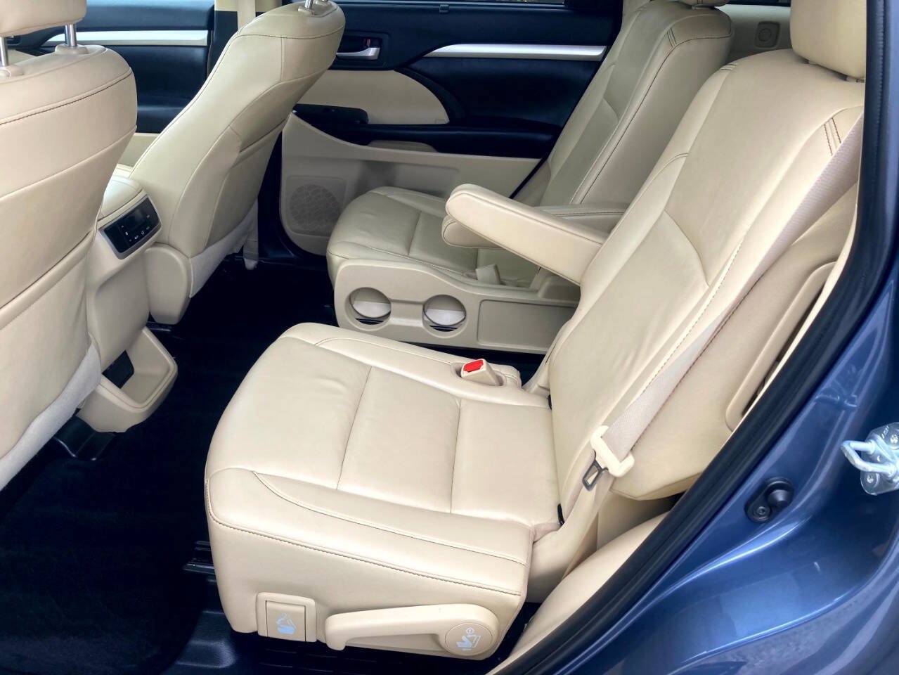 Used 2019 Toyota Highlander XLE FWD image 16