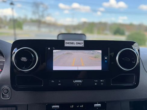 Used 2025 Mercedes-Benz Sprinter 2500 image 21