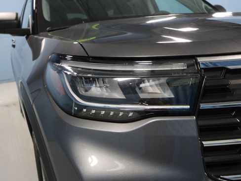 Used 2025 Ford Explorer Active AWD/4WD image 33