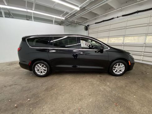 Used 2024 Chrysler Pacifica Touring-L FWD image 7