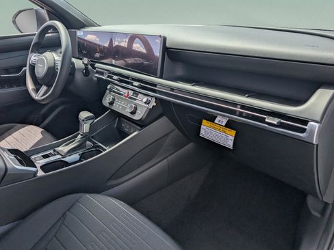 Used 2025 Hyundai Santa Cruz SE AWD/4WD image 19