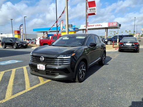 Used 2025 Nissan Kicks SV image 1