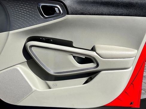 Used 2025 Kia Soul LX w/ LX Technology Package FWD image 27