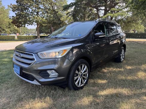 Used 2017 Ford Escape Titanium AWD/4WD image 4