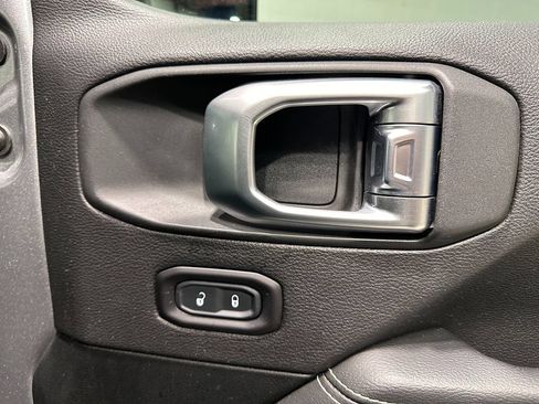 Used 2020 Jeep Gladiator Overland AWD/4WD image 10