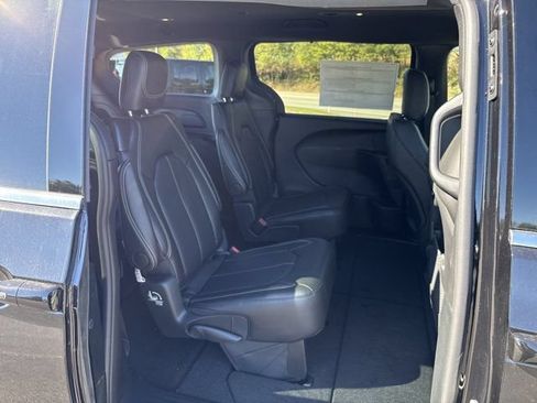 Used 2026 Chrysler Pacifica Select AWD/4WD image 11