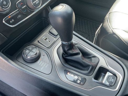 Used 2020 Jeep Cherokee Trailhawk AWD/4WD image 15