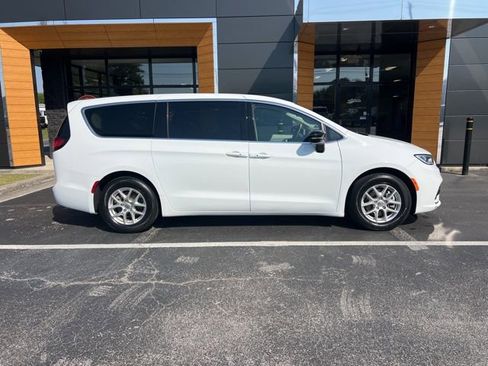 Used 2024 Chrysler Pacifica Touring-L FWD image 2
