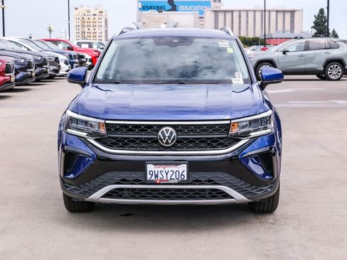Used 2022 Volkswagen Taos SE w/ Driver Assistance Package FWD image 2