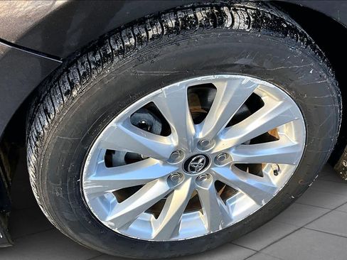 Used 2018 Toyota Camry LE image 11