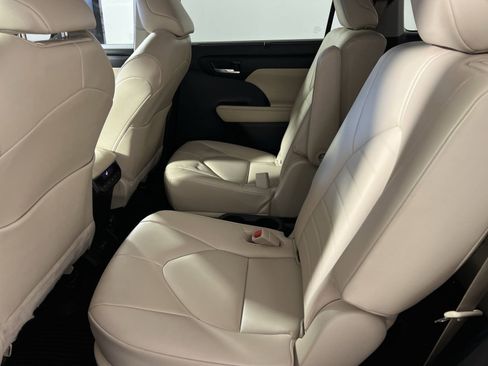 Used 2023 Toyota Highlander XLE image 25