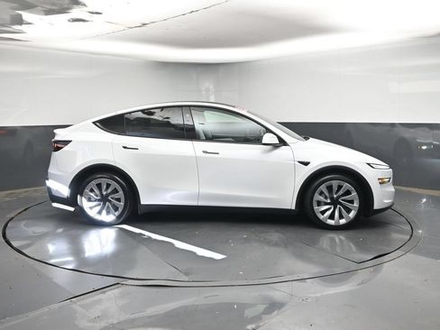 Used 2026 Tesla Model Y 2WD image 6