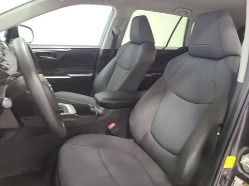 Used 2022 Toyota RAV4 XLE AWD/4WD image 16