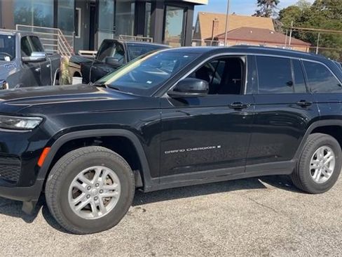 Used 2023 Jeep Grand Cherokee Laredo image 3