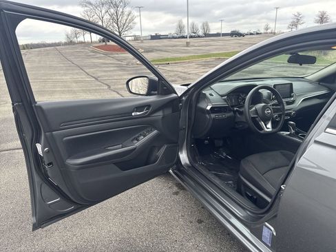 Used 2024 Nissan Altima 2.5 SV FWD image 9