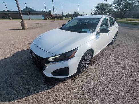 Used 2025 Nissan Altima 2.5 SV FWD image 11