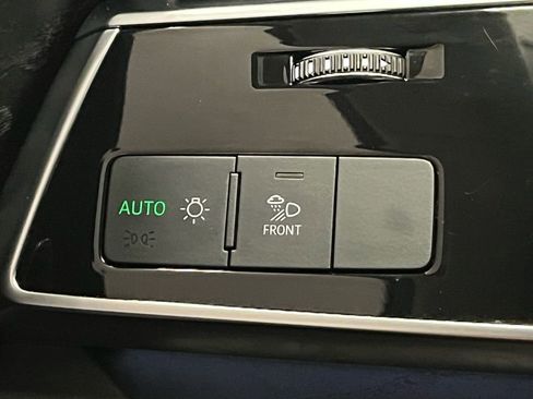 Used 2023 Audi Q8 Premium image 13