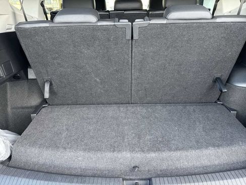 Used 2024 Volkswagen Tiguan SE image 32