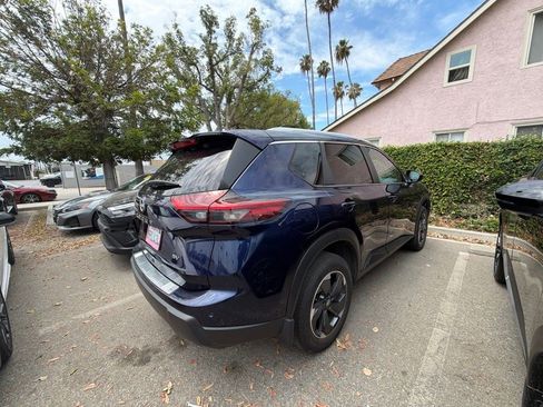 Used 2024 Nissan Rogue SV w/ SV Premium Package FWD image 2