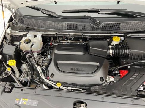 Used 2024 Chrysler Voyager LX image 5