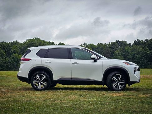 Used 2024 Nissan Rogue SL AWD/4WD image 2