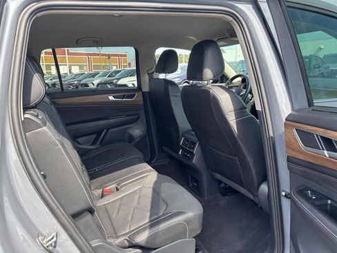 Used 2025 Volkswagen Atlas SE AWD/4WD image 13
