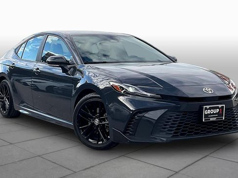 Used 2025 Toyota Camry SE image 3