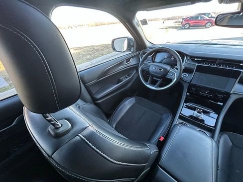 Used 2024 Jeep Grand Cherokee L Altitude image 24