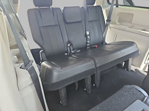 Used 2015 Chrysler Town & Country Touring FWD image 15