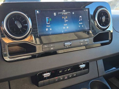 Used 2025 Mercedes-Benz Sprinter 2500 image 32