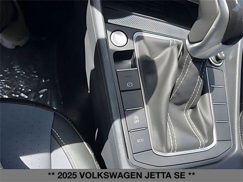 Used 2025 Volkswagen Jetta SE w/ Sunroof Package image 24