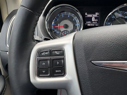 Used 2015 Chrysler Town & Country Touring FWD image 18