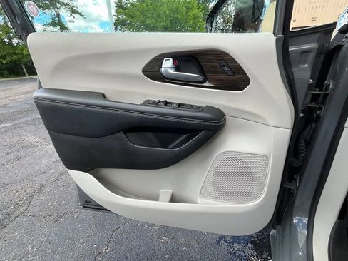 Used 2023 Chrysler Pacifica Limited FWD image 9