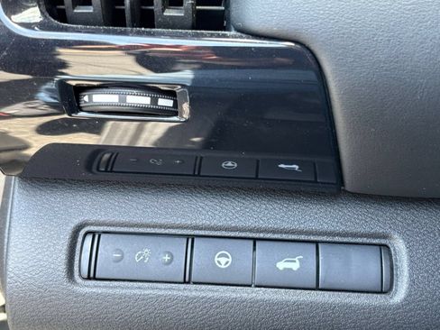 Used 2025 Nissan Pathfinder SV AWD/4WD image 23
