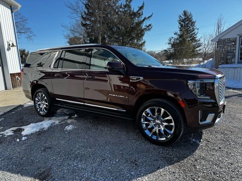 Used 2022 GMC Yukon XL Denali w/ Advanced Technology Package AWD/4WD image 4
