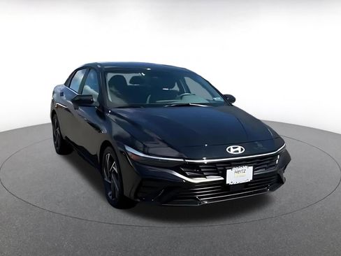 Used 2025 Hyundai Elantra SEL image 3