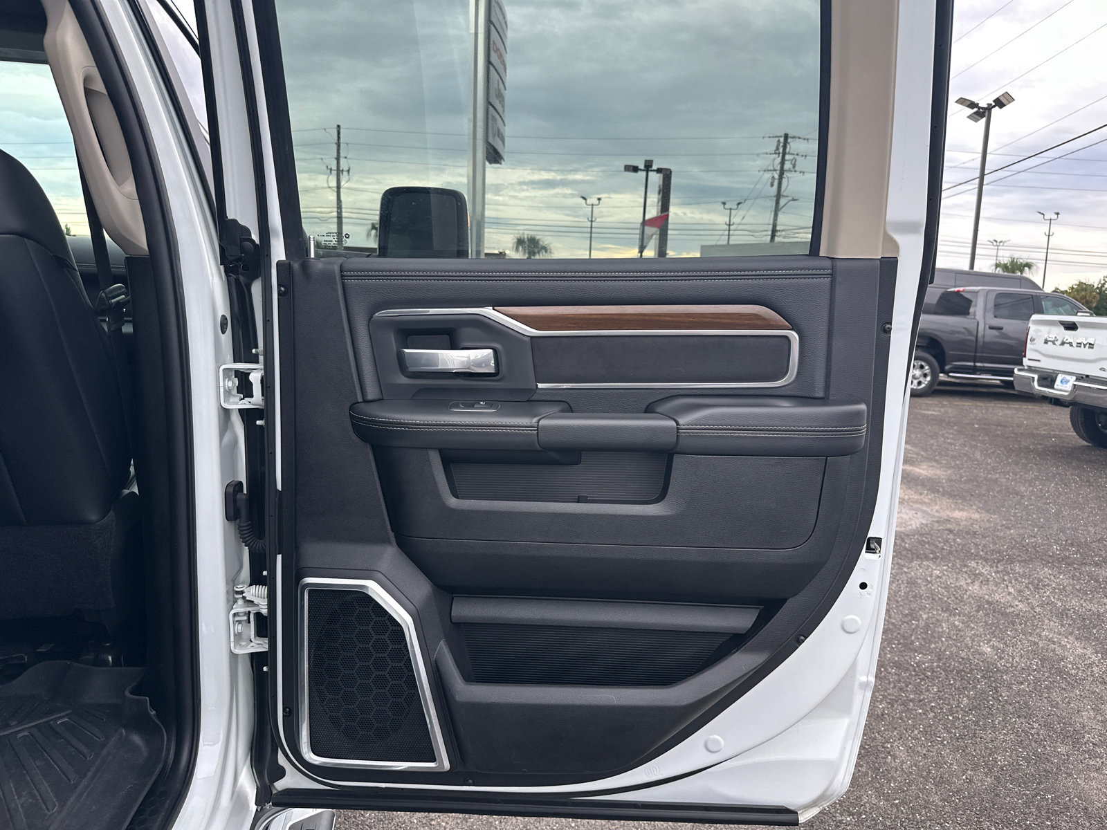 Used 2024 RAM 2500 Laramie AWD/4WD image 16
