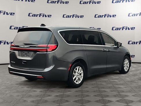 Used 2023 Chrysler Pacifica Touring-L image 6